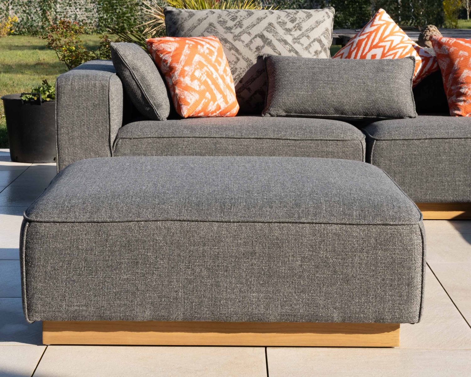 Canapé modulaire d'extérieur en teck et tissu gris chiné "Armando" en angle avec ottoman