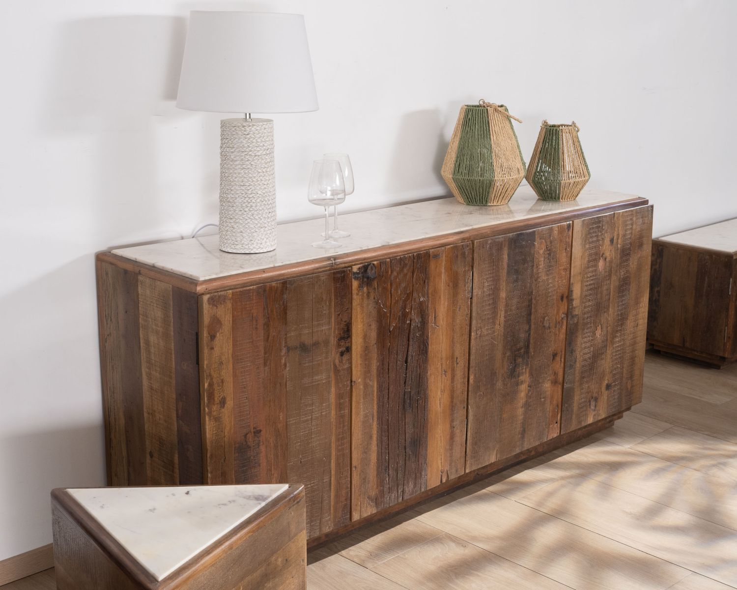 Bahut 4 portes en bois recyclé et plateau marbre blanc "Mood"