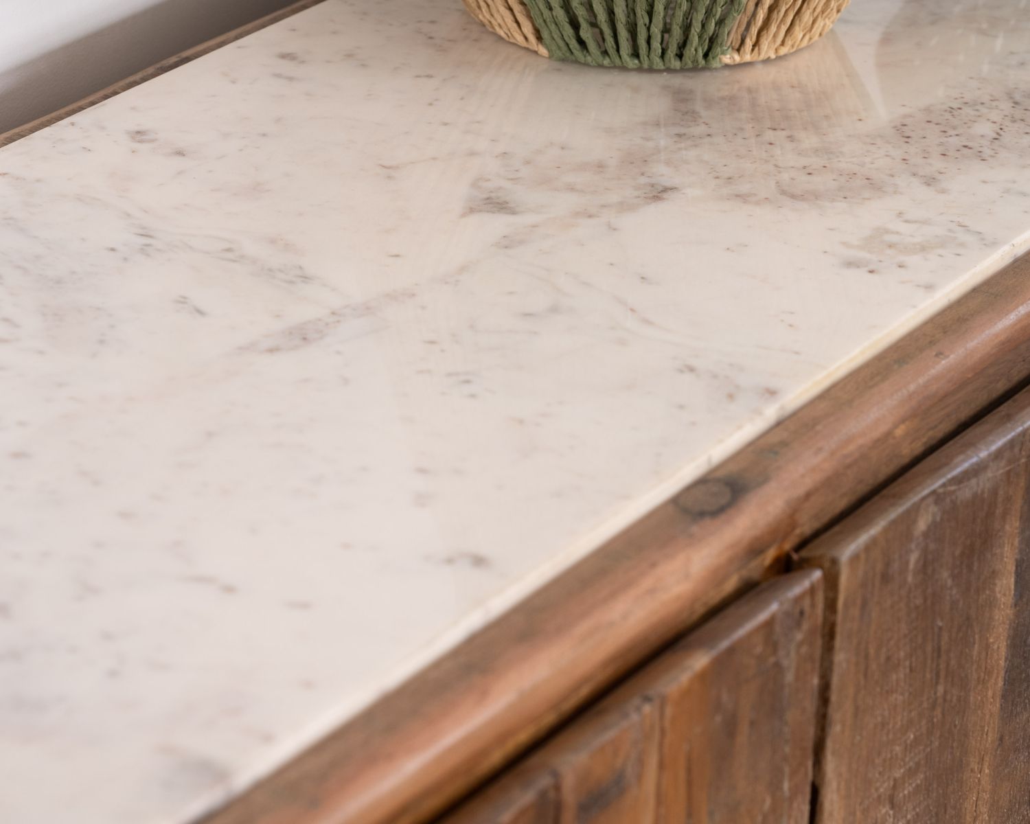 Bahut 4 portes en bois recyclé et plateau marbre blanc "Mood"