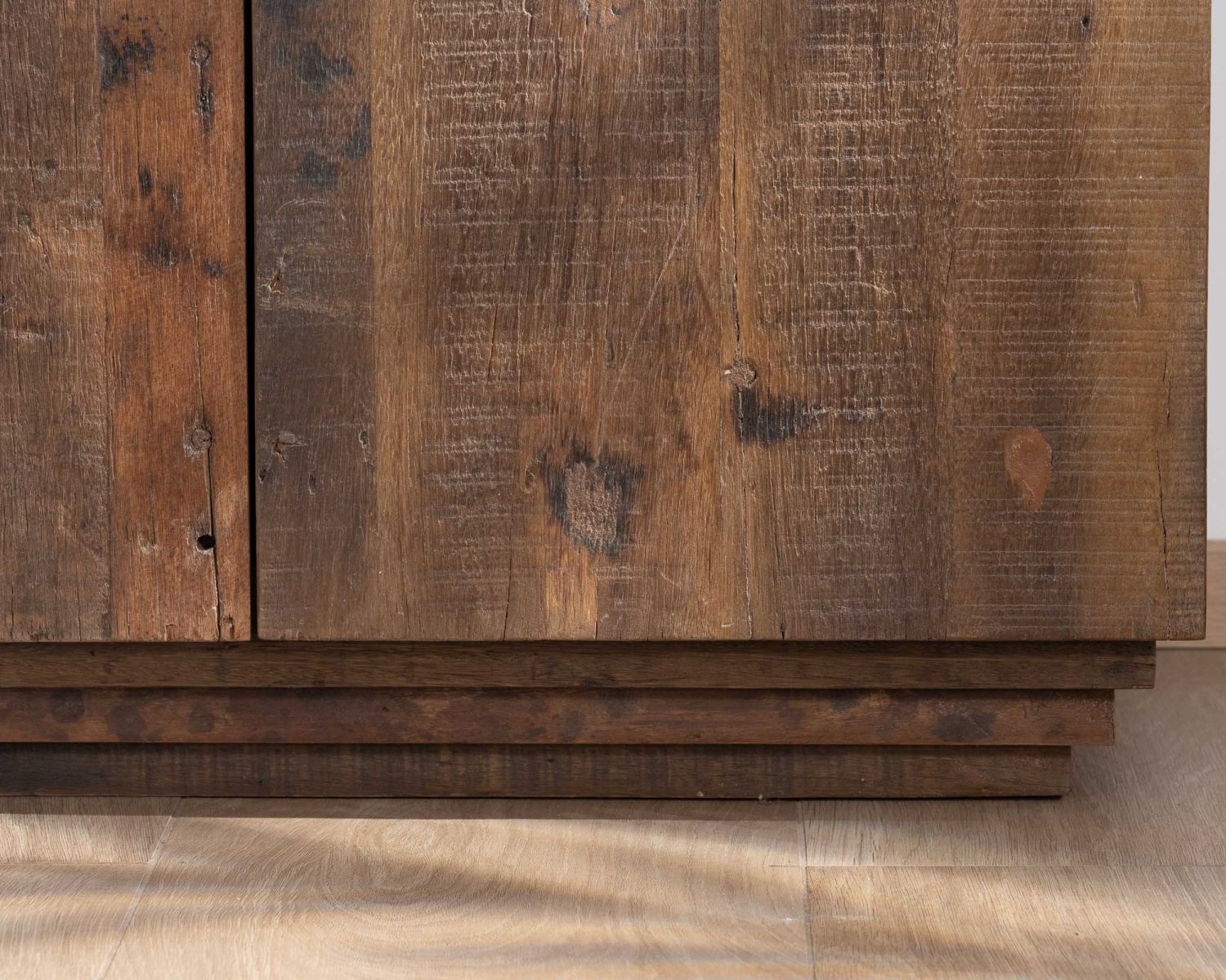 Bahut 4 portes en bois recyclé et plateau marbre blanc "Mood"