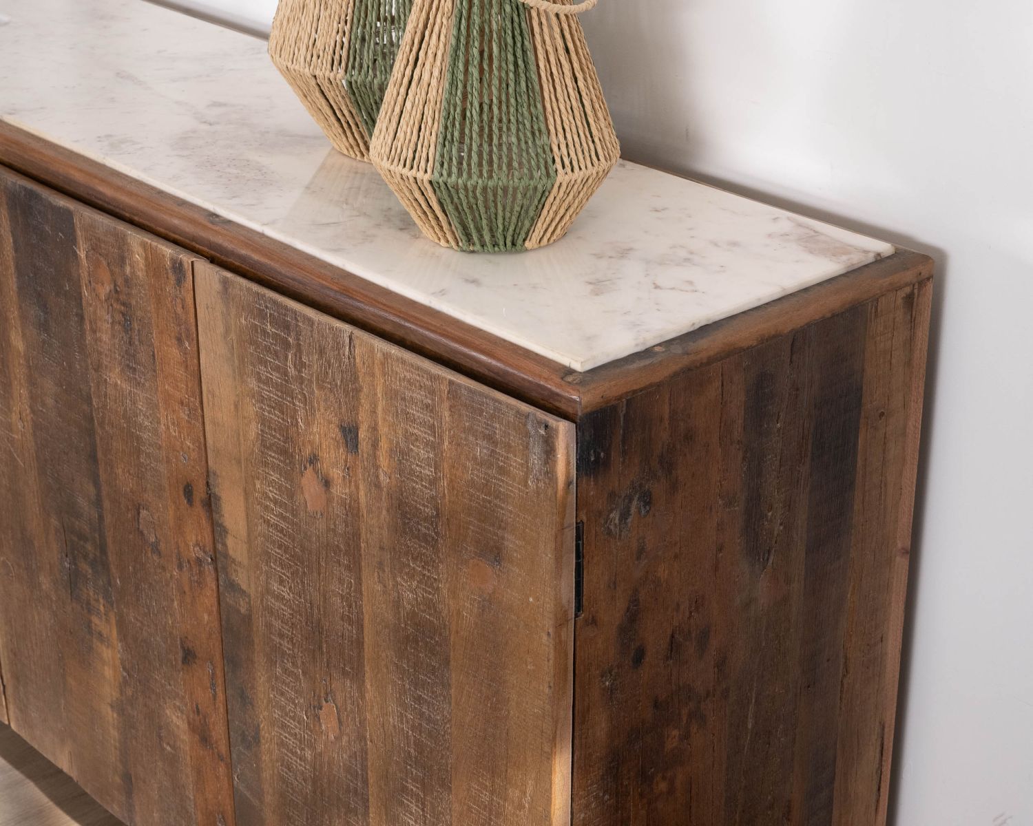 Bahut 4 portes en bois recyclé et plateau marbre blanc "Mood"