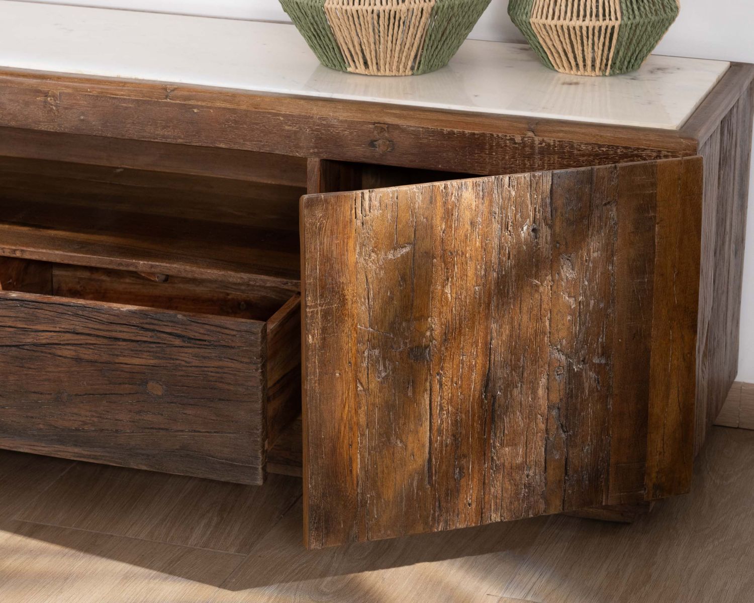 Meuble TV 180 cm en bois recyclé et plateau marbre blanc "Mood"