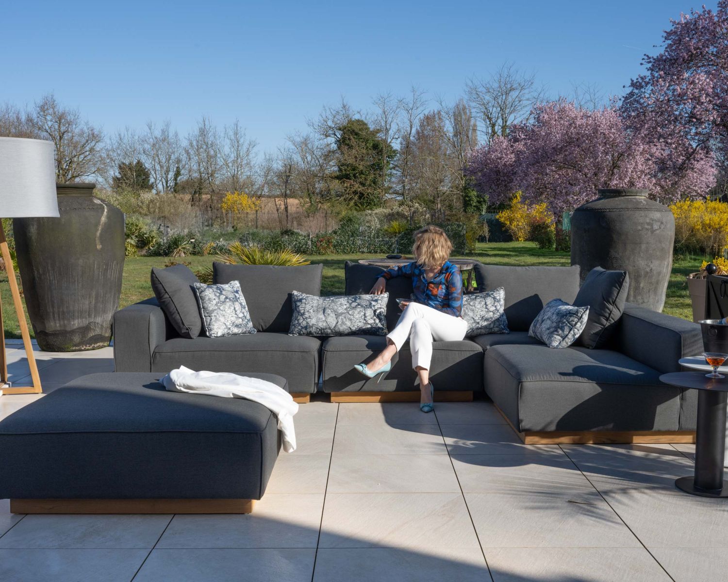 Canapé modulaire d'extérieur en teck et tissu anthracite "Armando" en angle avec ottoman