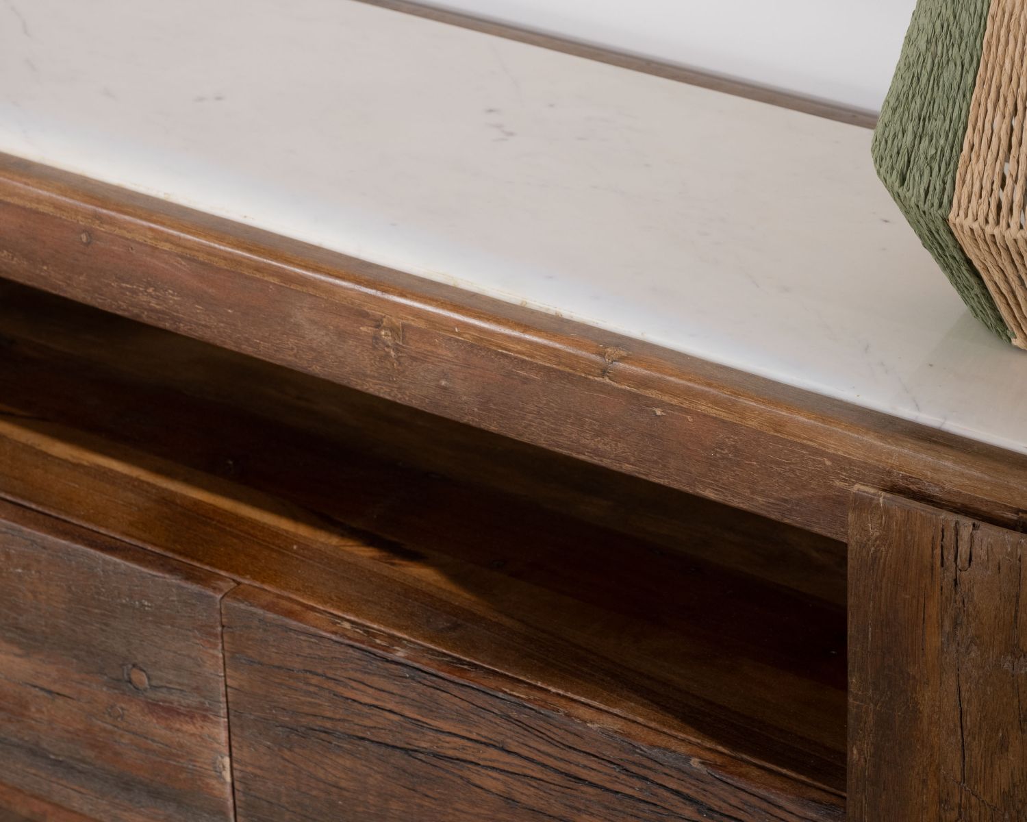 Meuble TV 180 cm en bois recyclé et plateau marbre blanc "Mood"