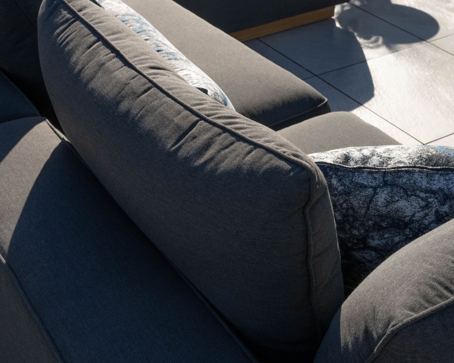 Canapé modulaire d'extérieur en teck et tissu anthracite "Armando" en angle avec ottoman