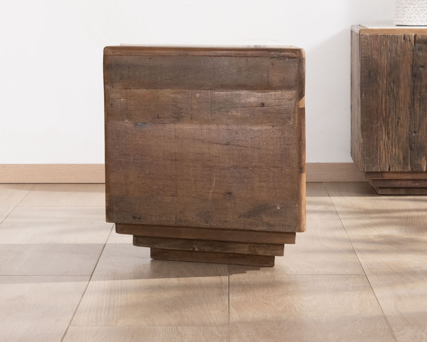 Table d'appoint triangulaire en bois recyclé et plateau marbre blanc "Mood"