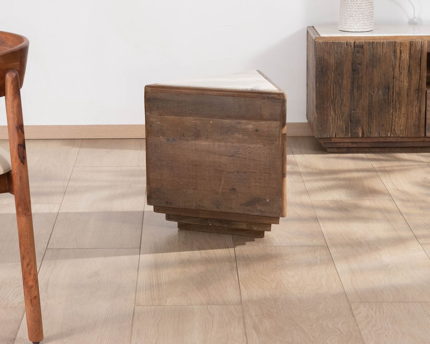 Table d'appoint triangulaire en bois recyclé et plateau marbre blanc "Mood"