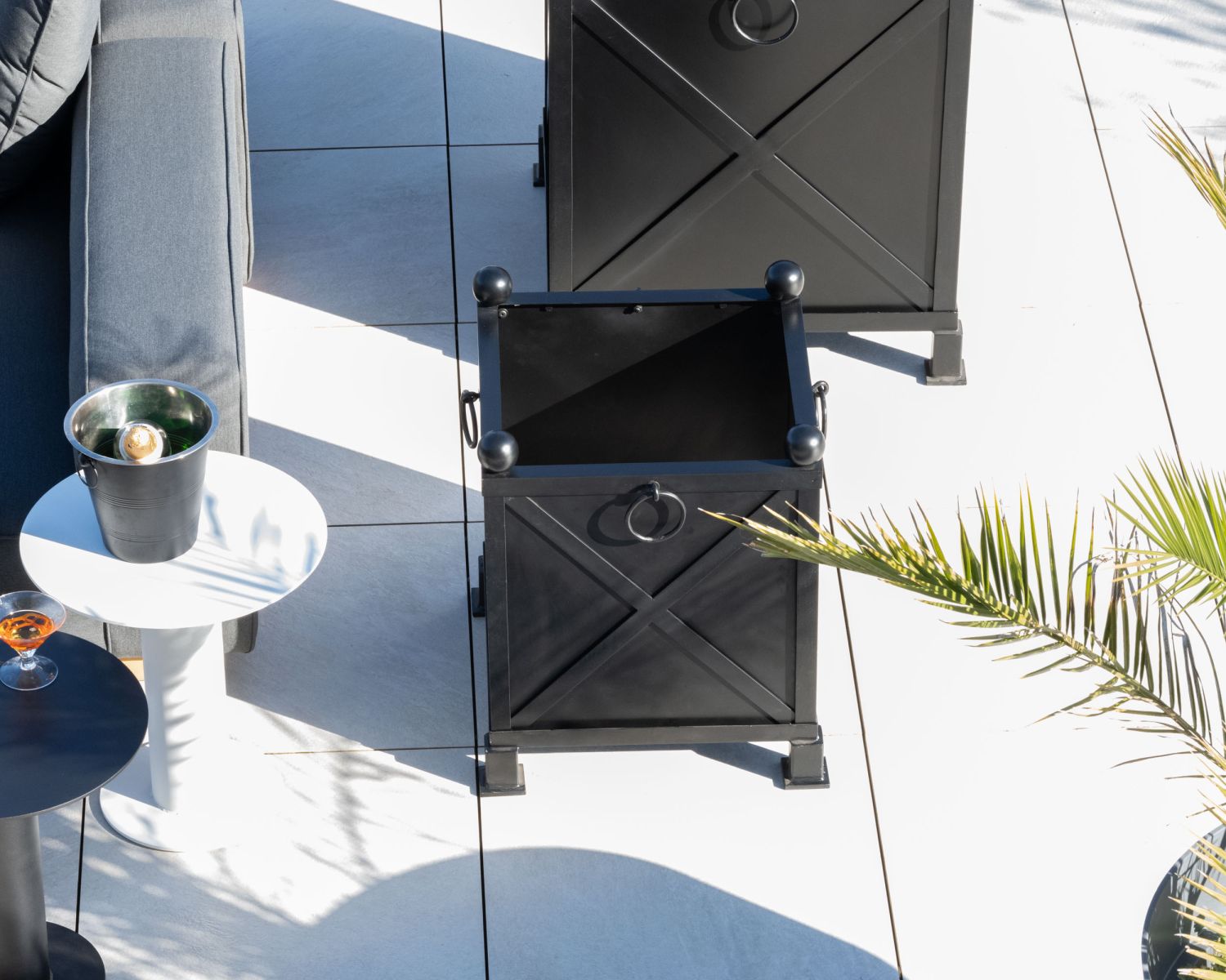 Grand bac décoratif carré 75 cm pour plantations "Gardénia" en métal noir