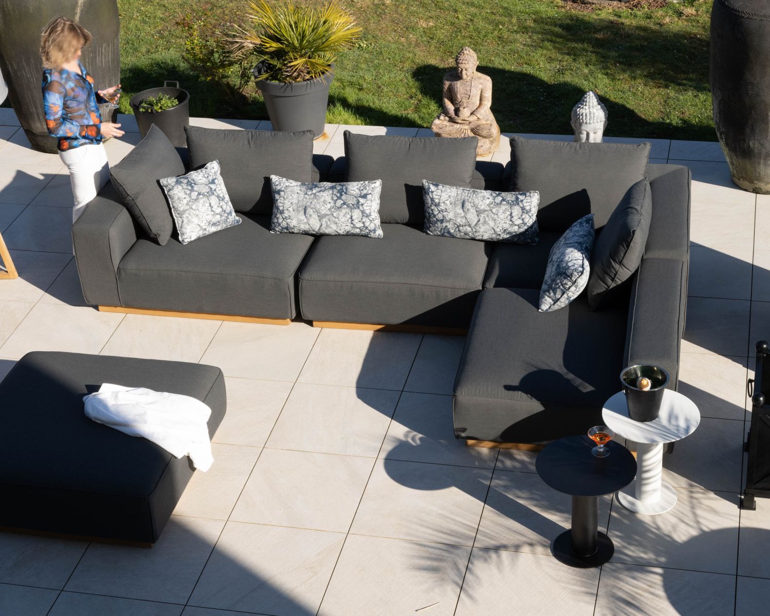 Canapé modulaire d'extérieur en teck et tissu anthracite "Armando" en angle avec ottoman