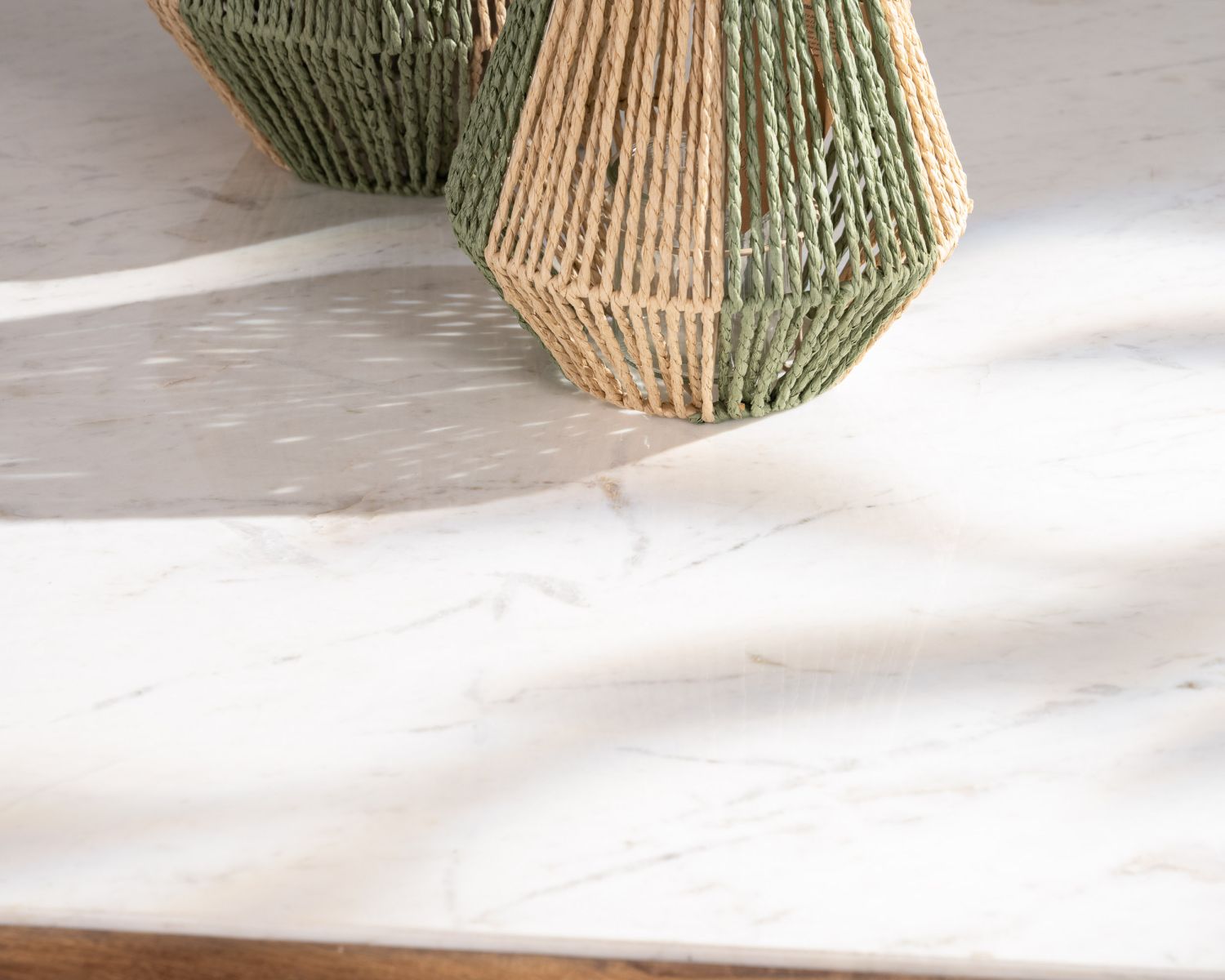 Table basse carrée 100 cm en bois recyclé et plateau marbre blanc "Mood"