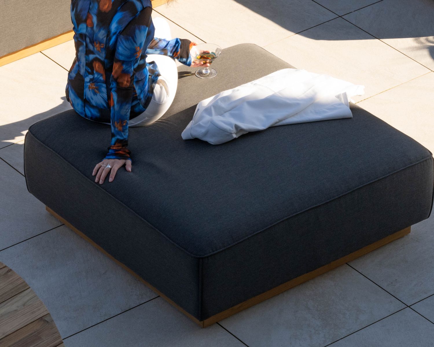 Canapé modulaire d'extérieur en teck et tissu anthracite "Armando" en angle avec ottoman