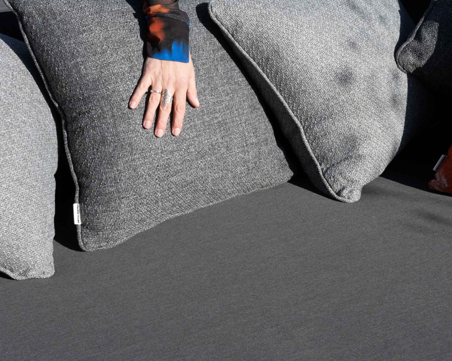 Méridienne d'extérieur design enveloppant "Armando" gris foncé avec coussins coordonnés
