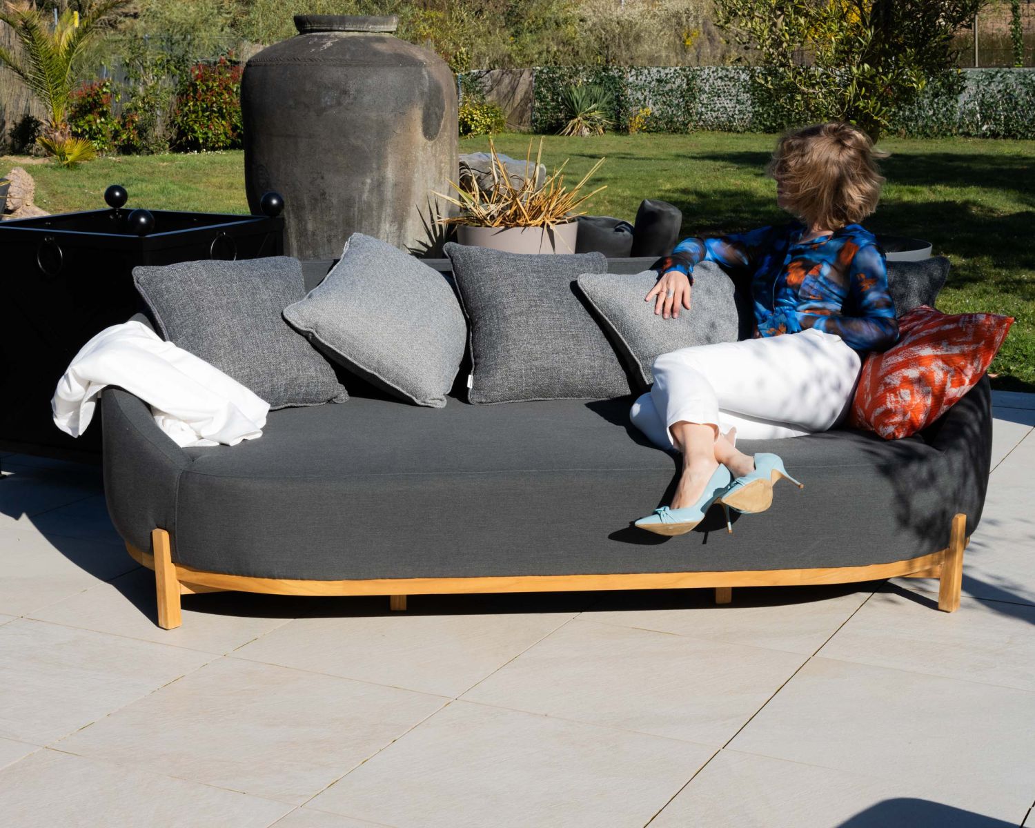 Méridienne d'extérieur design enveloppant "Armando" gris foncé avec coussins coordonnés