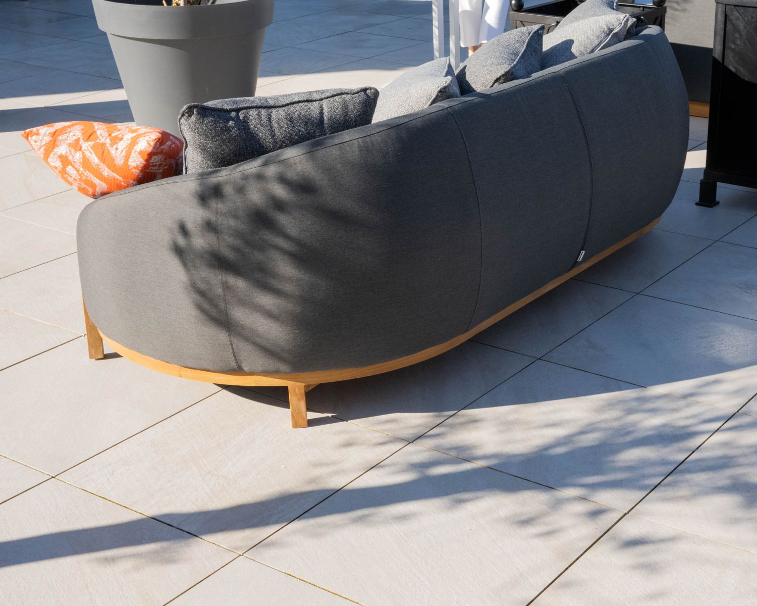 Méridienne d'extérieur design enveloppant "Armando" gris foncé avec coussins coordonnés