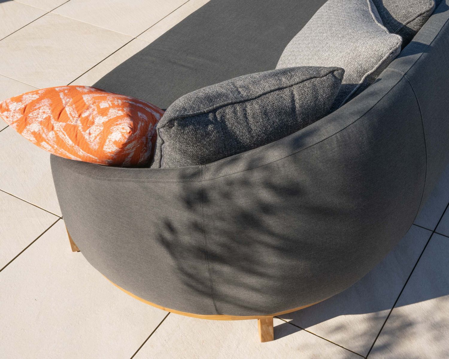 Méridienne d'extérieur design enveloppant "Armando" gris foncé avec coussins coordonnés