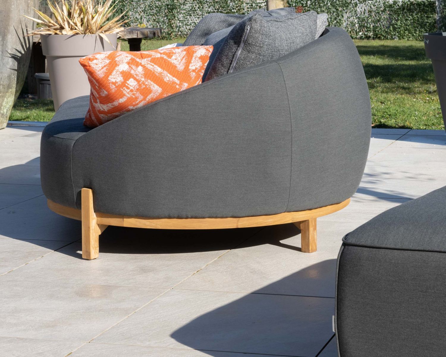 Méridienne d'extérieur design enveloppant "Armando" gris foncé avec coussins coordonnés