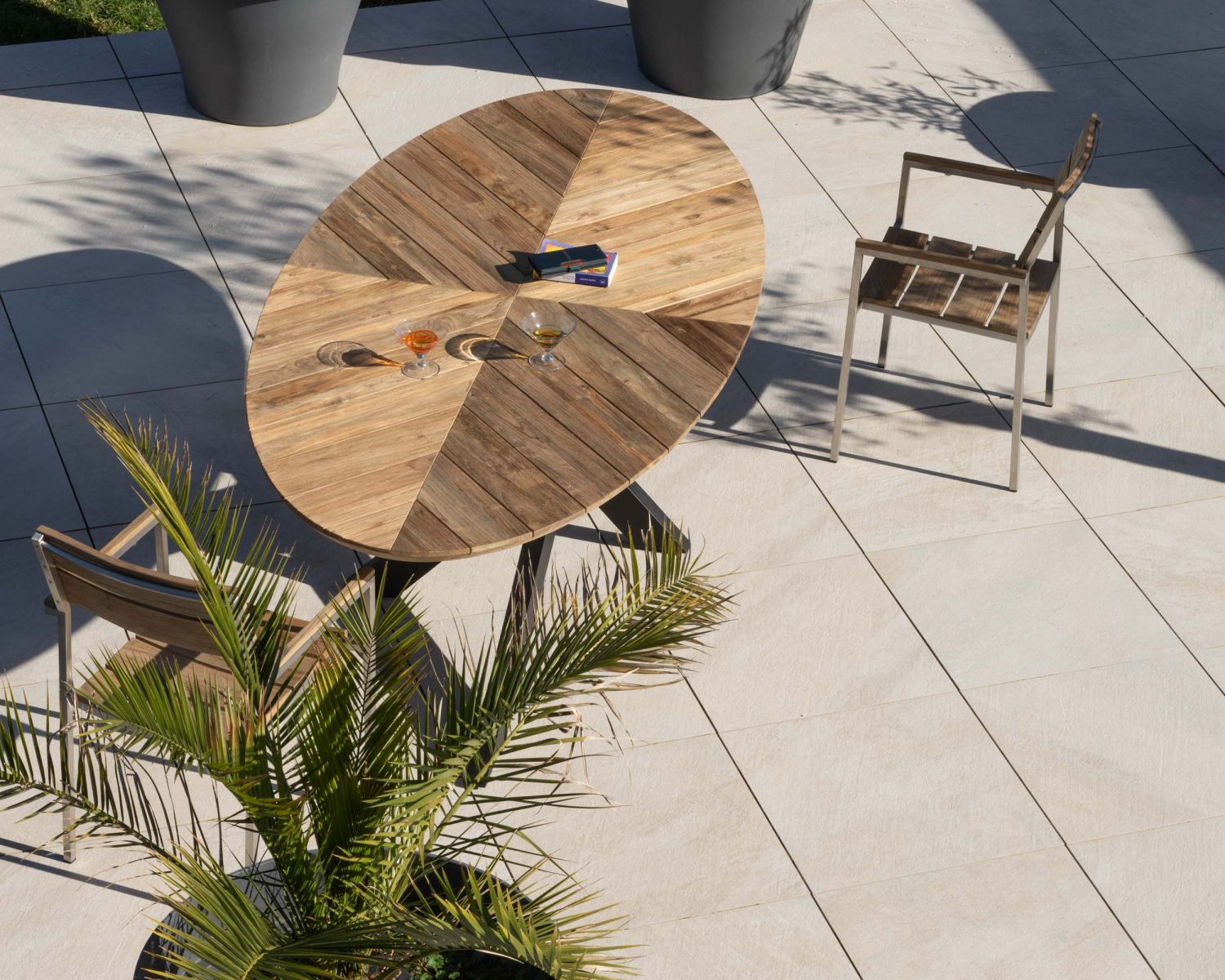 Grande table de jardin elliptique 240 cm en teck "Hélios" pieds mikado noir