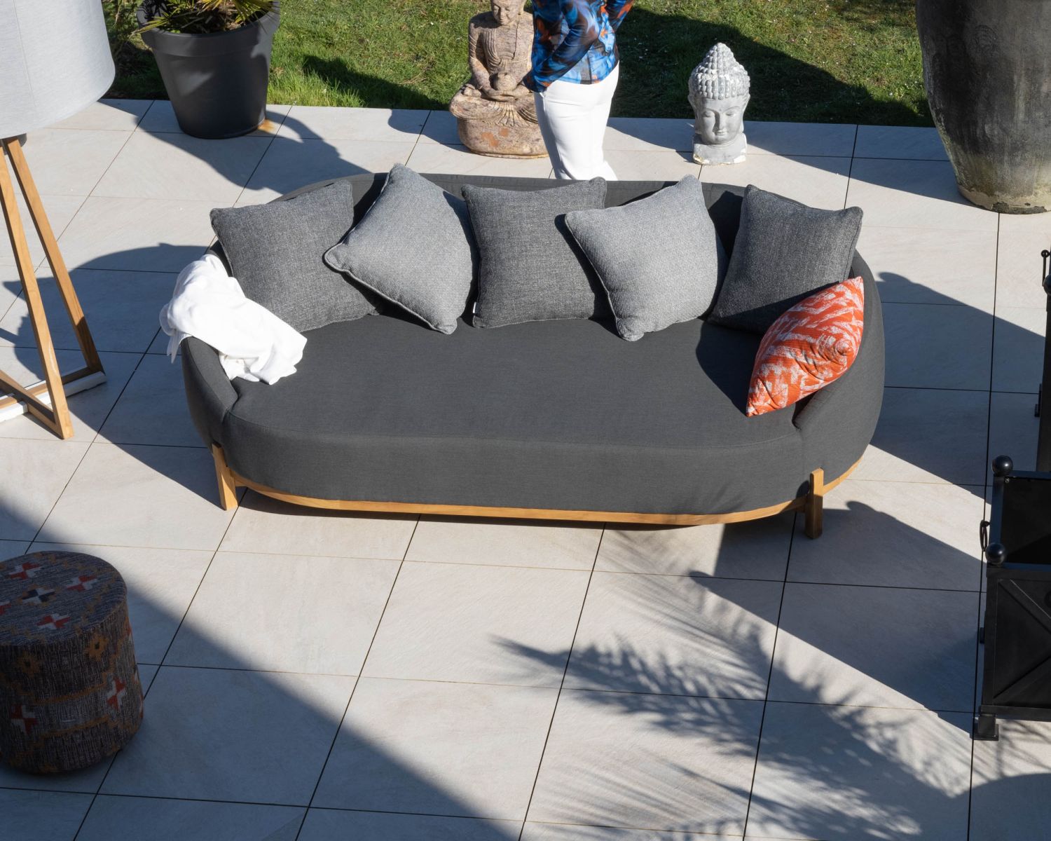 Méridienne d'extérieur design enveloppant "Armando" gris foncé avec coussins coordonnés