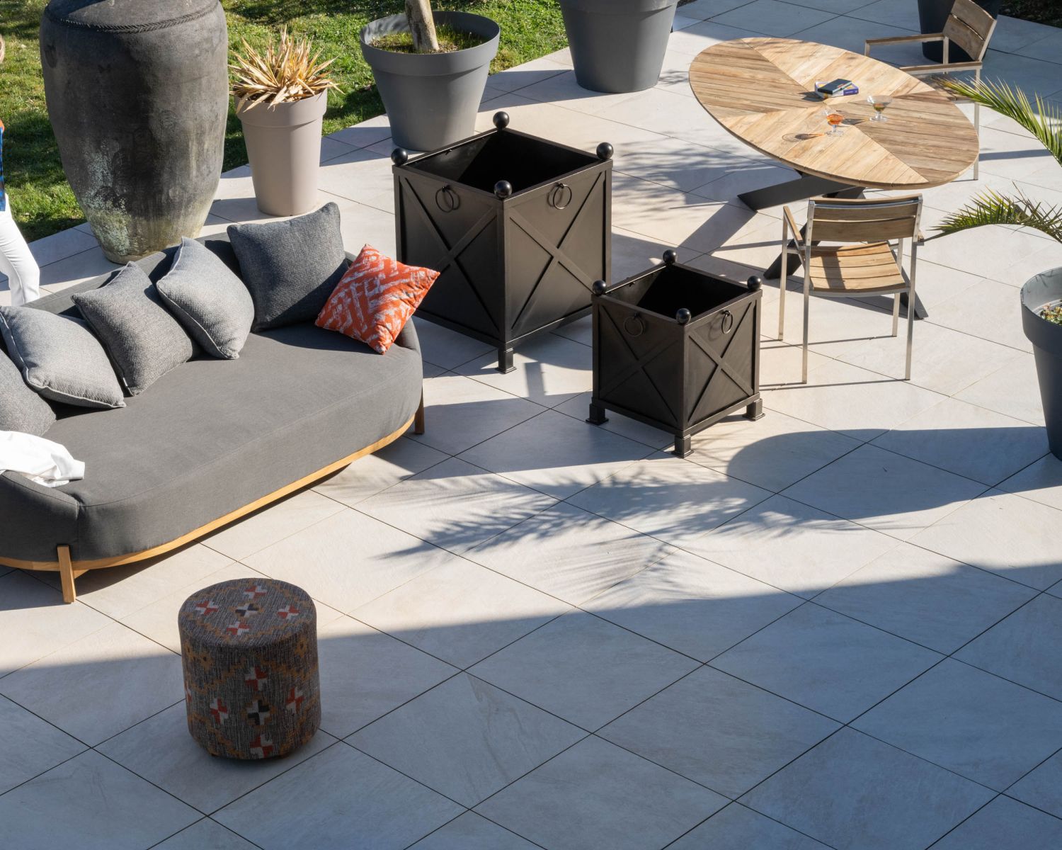 Méridienne d'extérieur design enveloppant "Armando" gris foncé avec coussins coordonnés