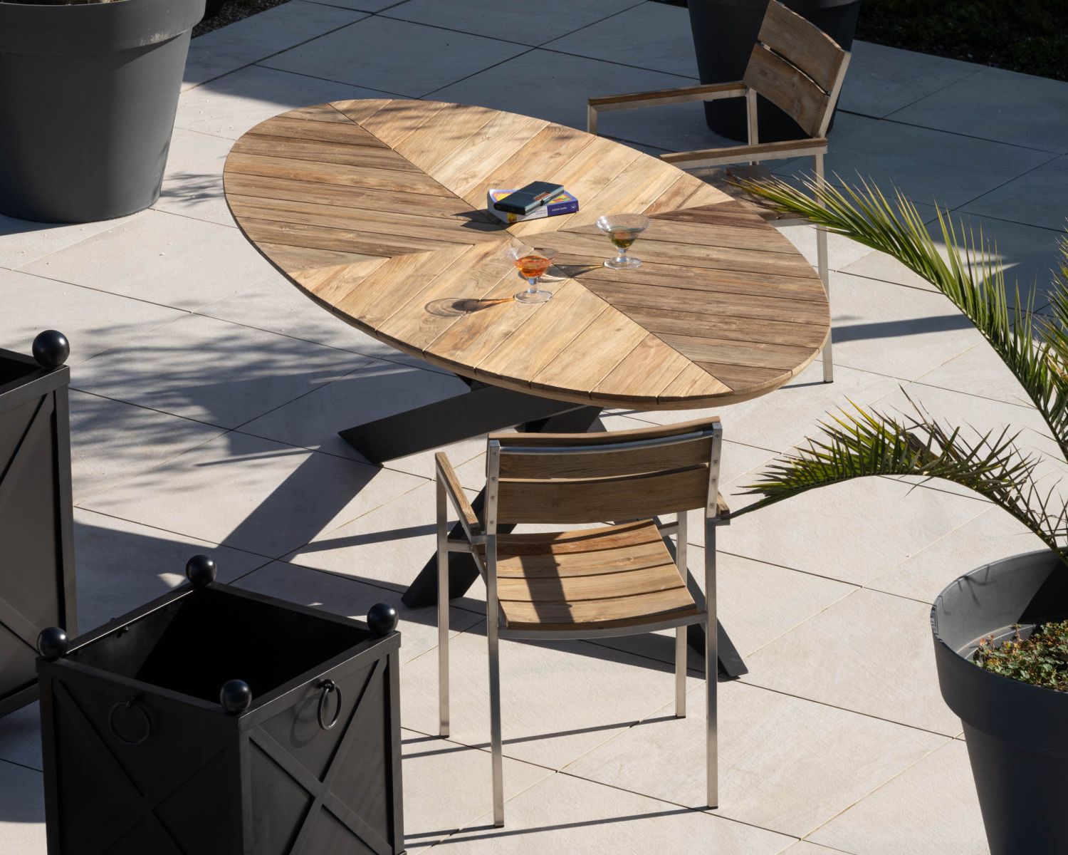 Table de jardin elliptique 220 cm en teck "Hélios" pieds mikado noir