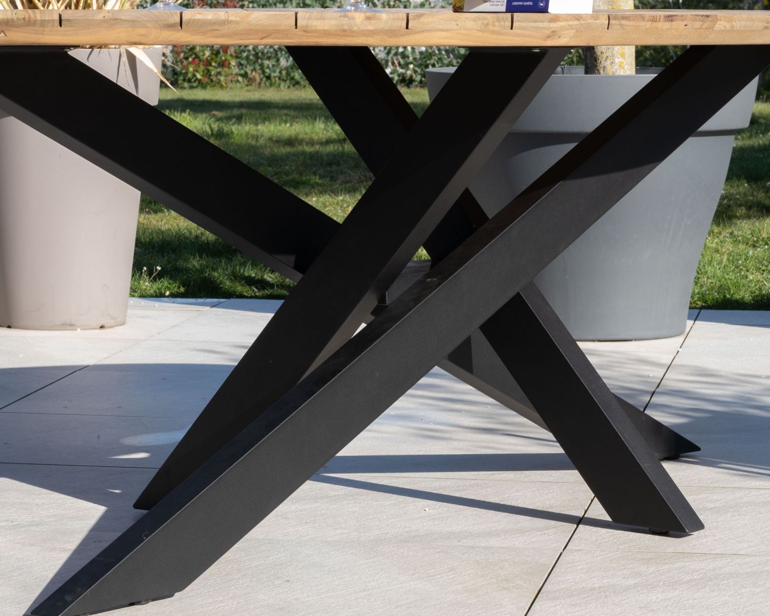Table de jardin elliptique 220 cm en teck "Hélios" pieds mikado noir