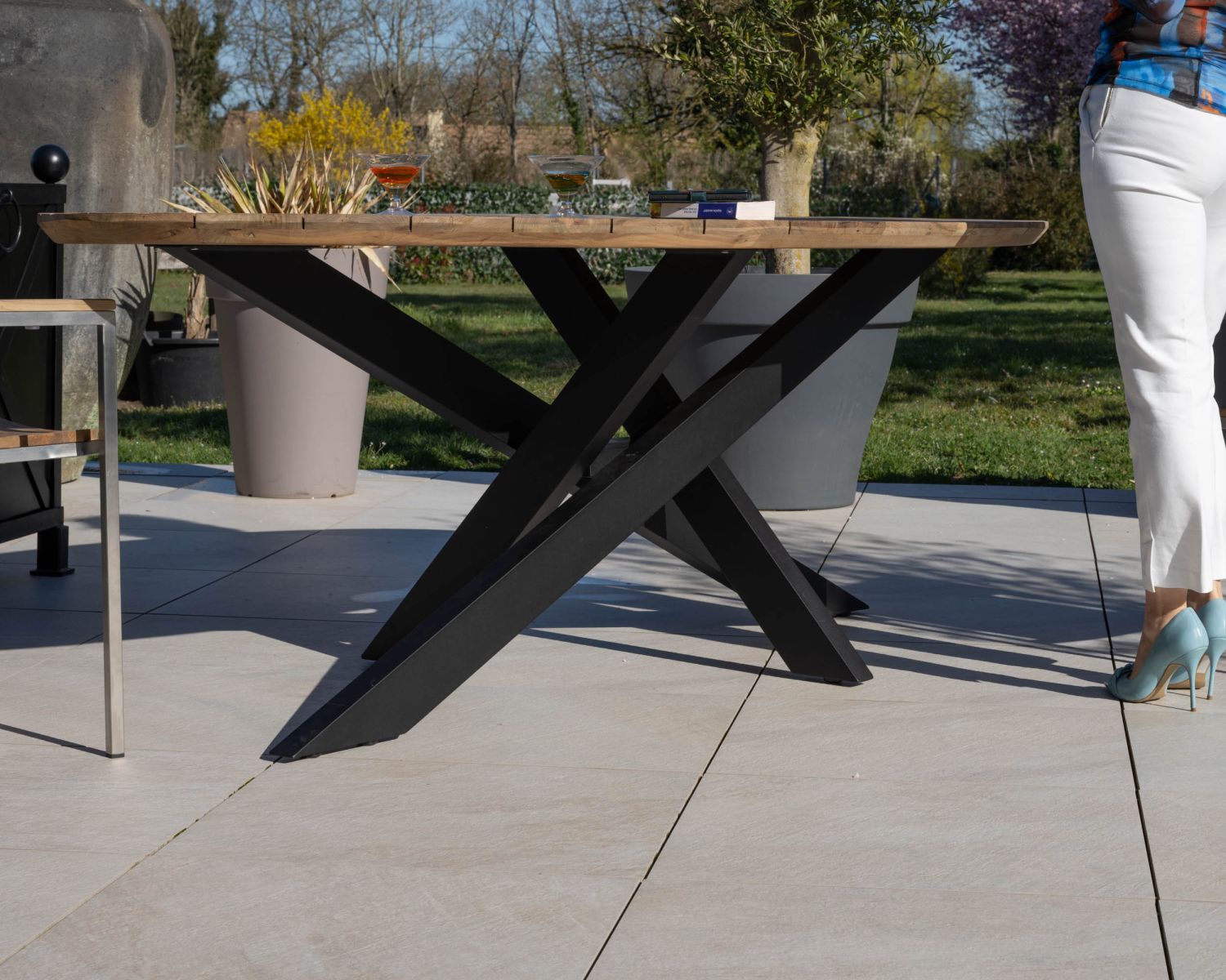 Grande table de jardin elliptique 240 cm en teck "Hélios" pieds mikado noir