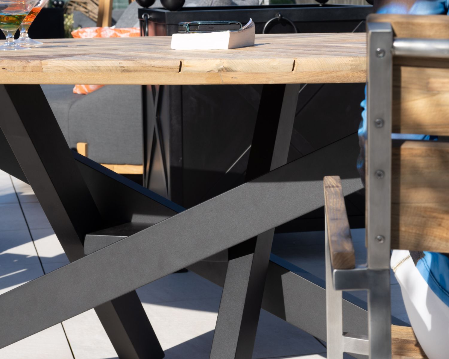 Grande table de jardin elliptique 240 cm en teck "Hélios" pieds mikado noir