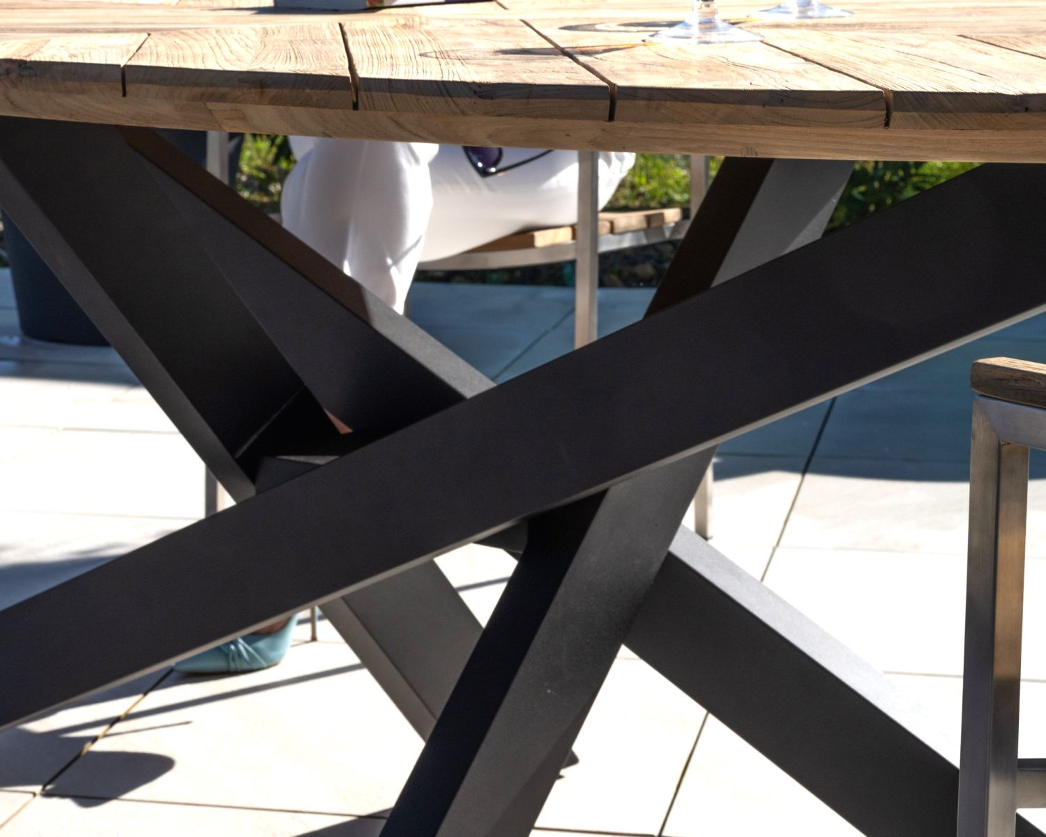 Table de jardin elliptique 220 cm en teck "Hélios" pieds mikado noir