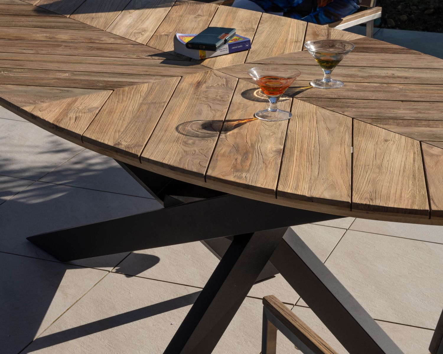 Table de jardin elliptique 220 cm en teck "Hélios" pieds mikado noir