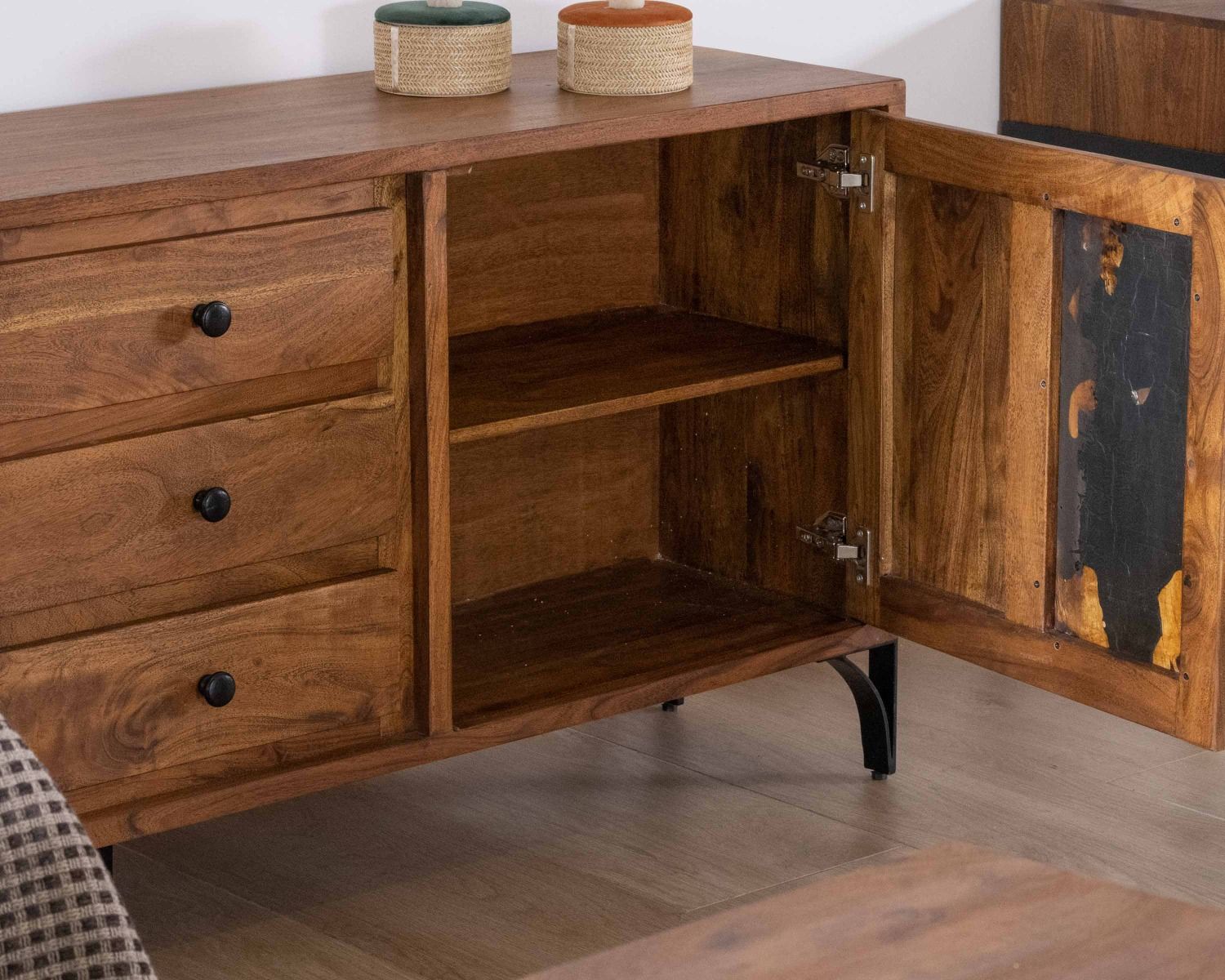 Buffet bas acacia massif et pieds métal noirs "Membatu" 175cm portes et tiroirs style ethnique