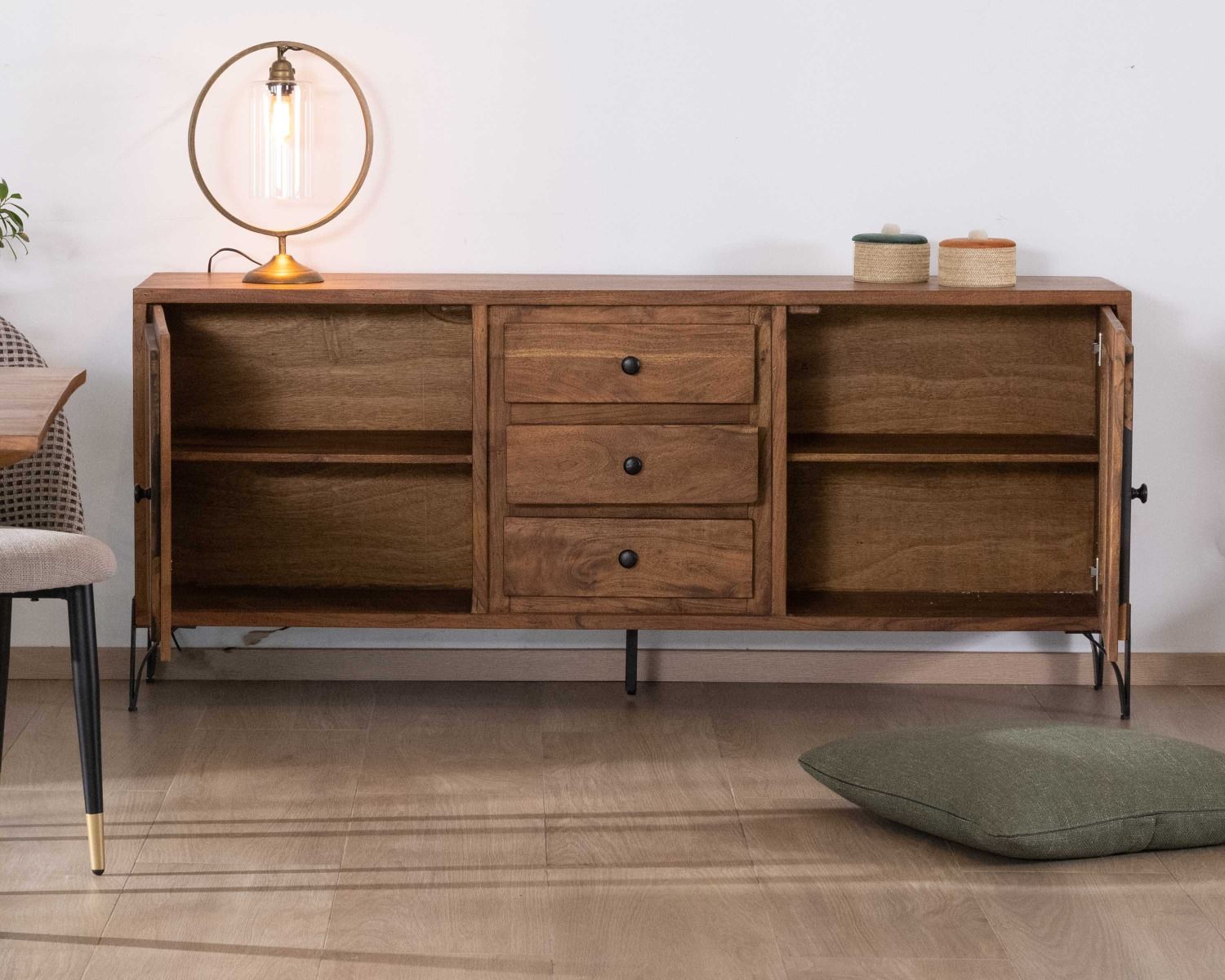 Buffet bas acacia massif et pieds métal noirs "Membatu" 175cm portes et tiroirs style ethnique