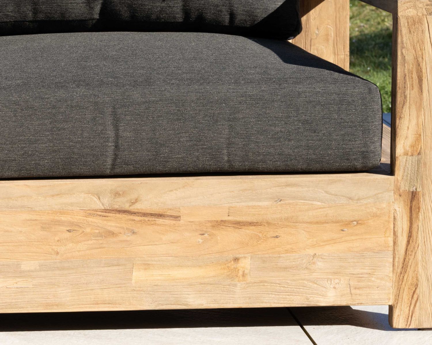 Fauteuil de jardin haut de gamme "Zénith" en teck matelassé tissu gris foncé