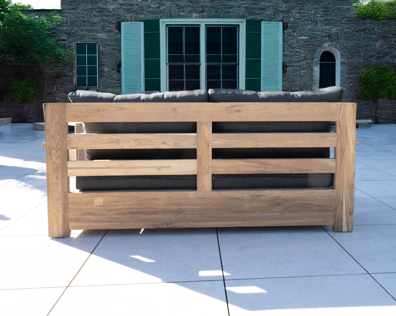 Canapé de jardin 2 places haut de gamme "Zénith" en teck matelassé tissu gris foncé