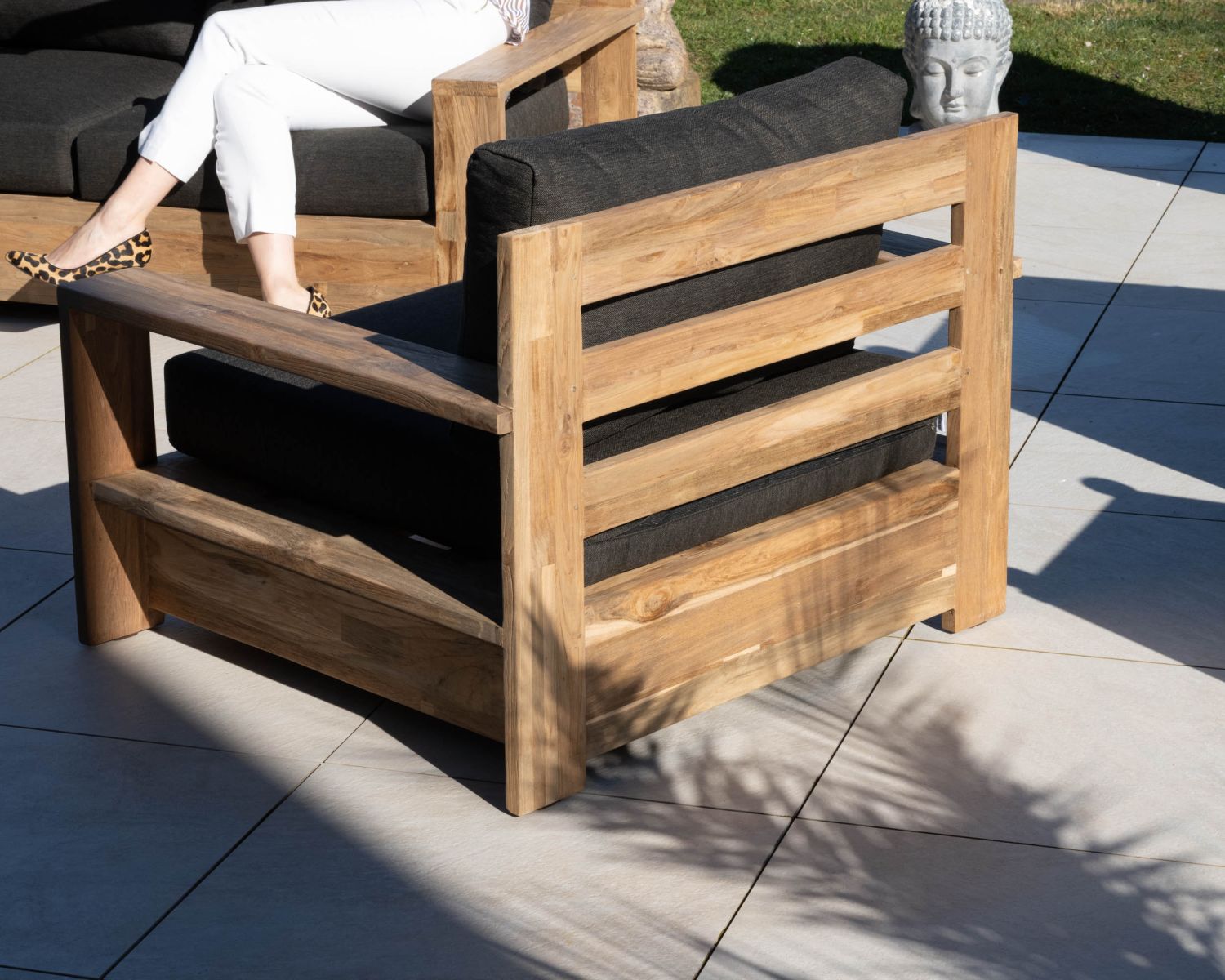 Fauteuil de jardin haut de gamme "Zénith" en teck matelassé tissu gris foncé