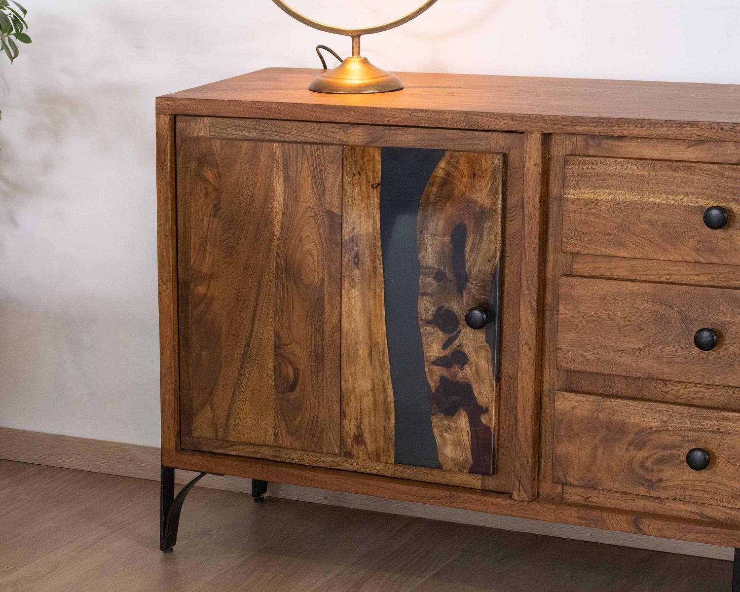 Buffet bas acacia massif et pieds métal noirs "Membatu" 175cm portes et tiroirs style ethnique