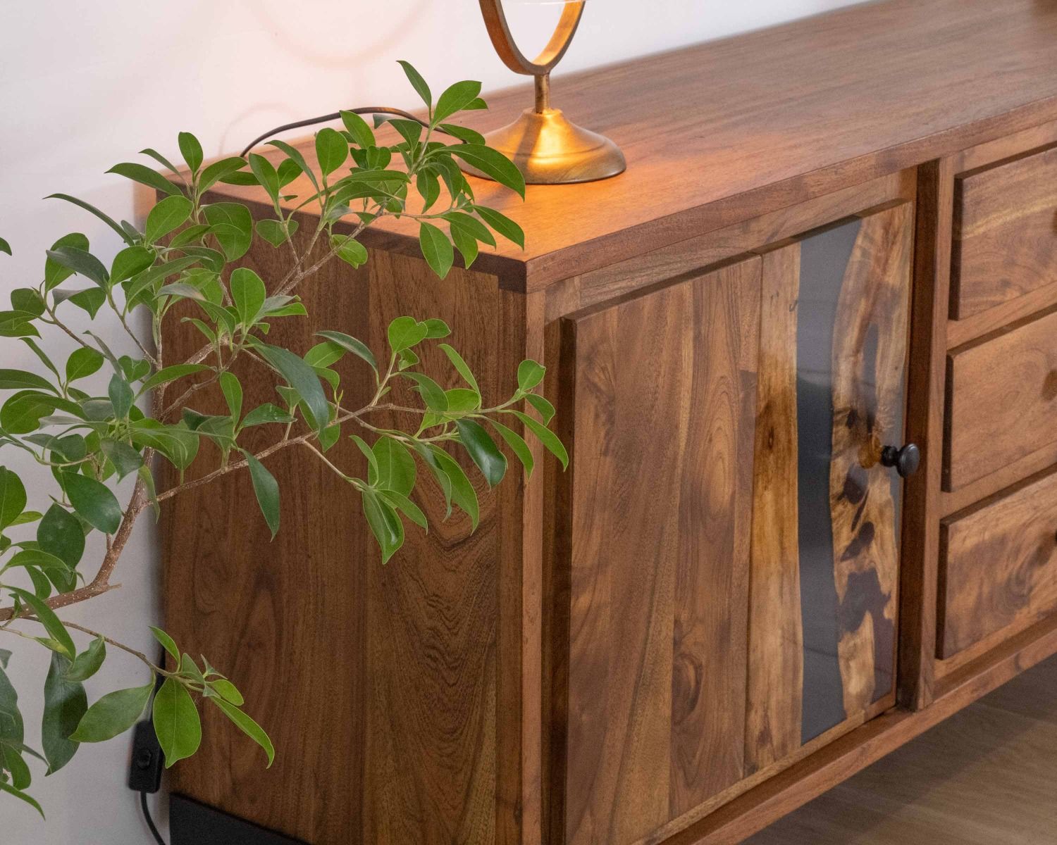 Buffet bas acacia massif et pieds métal noirs "Membatu" 175cm portes et tiroirs style ethnique