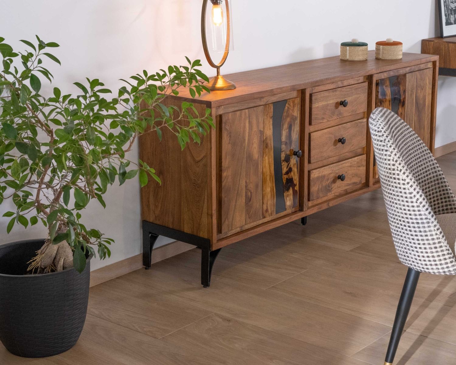 Buffet bas acacia massif et pieds métal noirs "Membatu" 175cm portes et tiroirs style ethnique