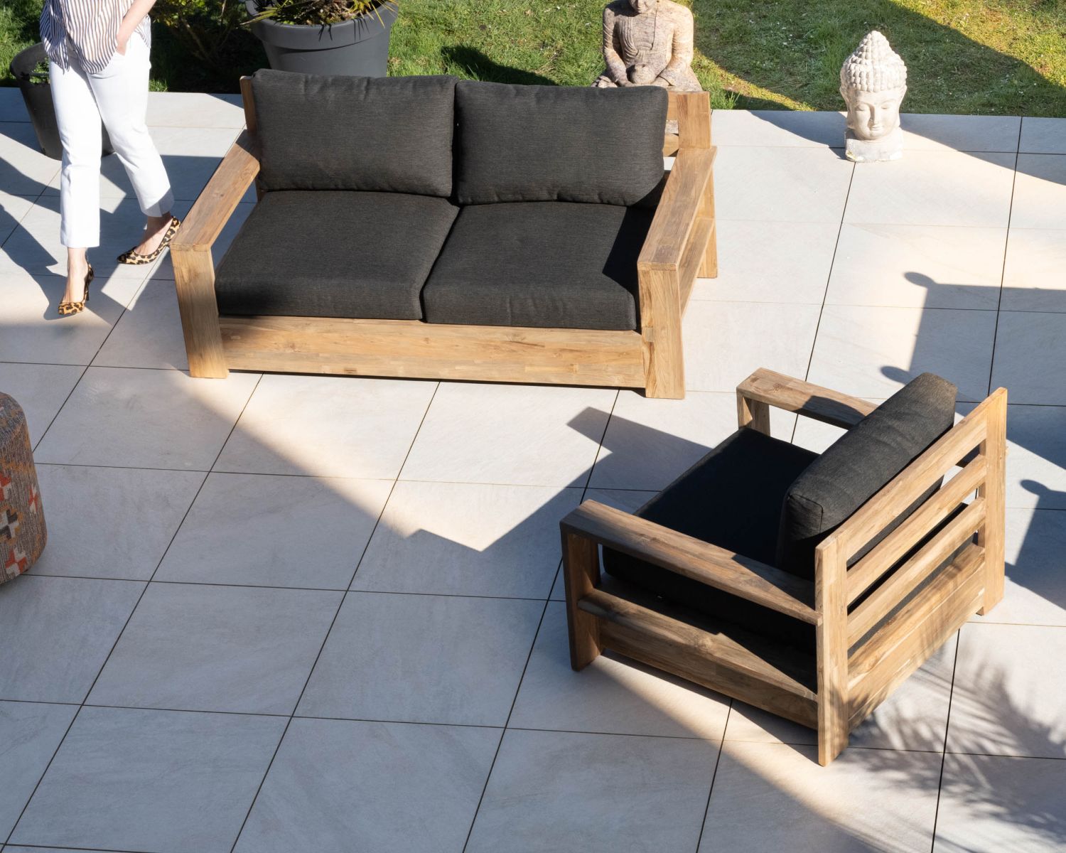 Canapé de jardin 2 places haut de gamme "Zénith" en teck matelassé tissu gris foncé