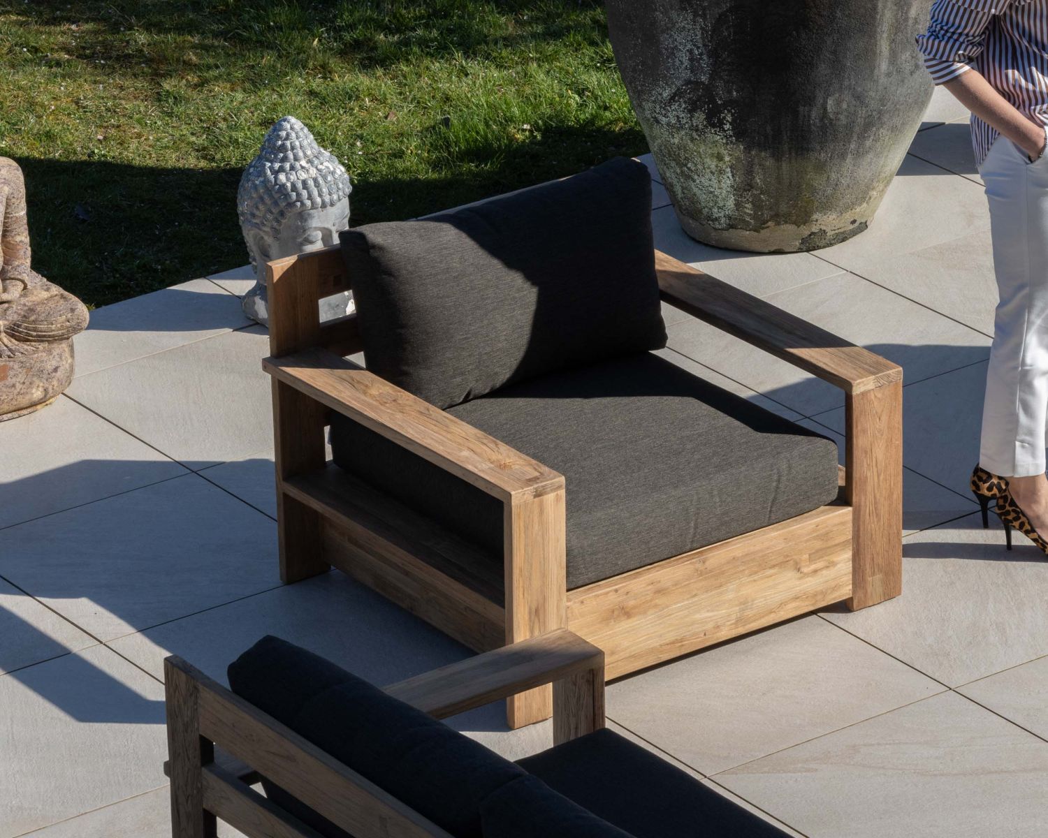 Fauteuil de jardin haut de gamme "Zénith" en teck matelassé tissu gris foncé