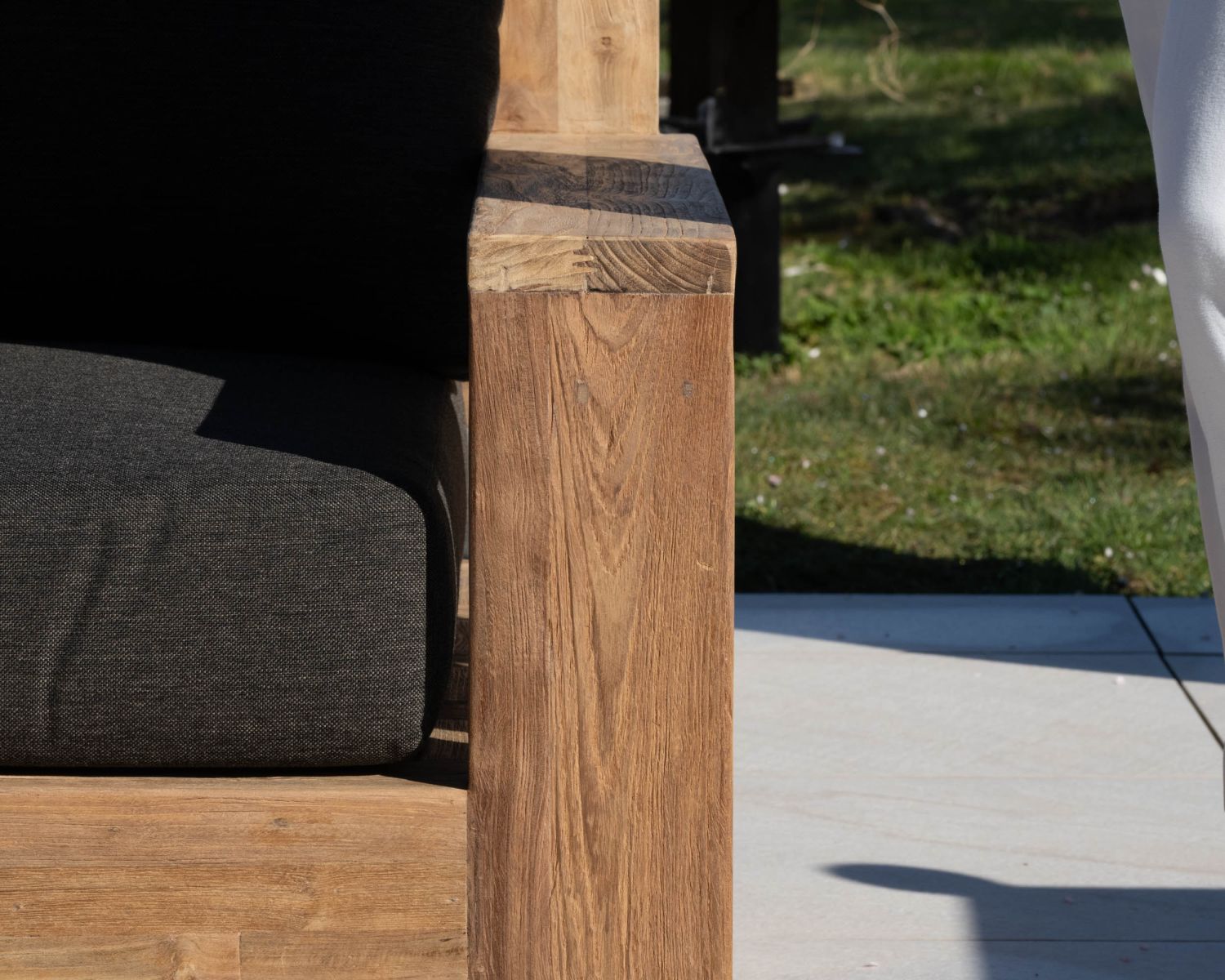 Canapé de jardin 2 places haut de gamme "Zénith" en teck matelassé tissu gris foncé