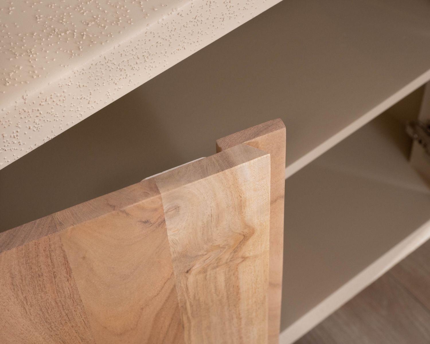 Buffet 170 cm esprit organique aspect béton sablé "Miona"
