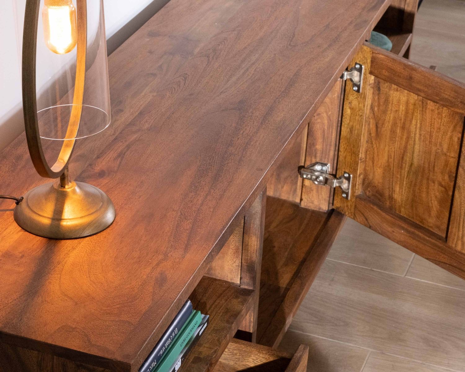 Meuble TV 175cm ethnique acacia massif pieds métal noir "Membatu"