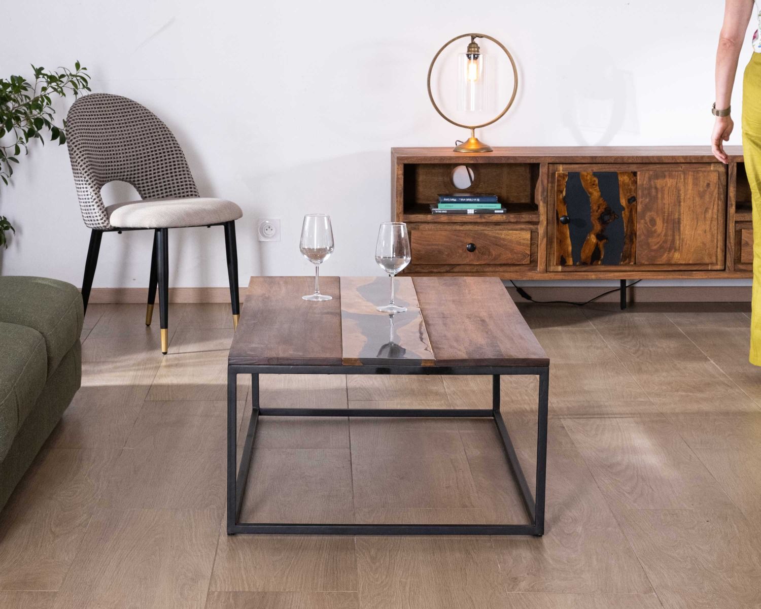 Meuble TV 175cm ethnique acacia massif pieds métal noir "Membatu"