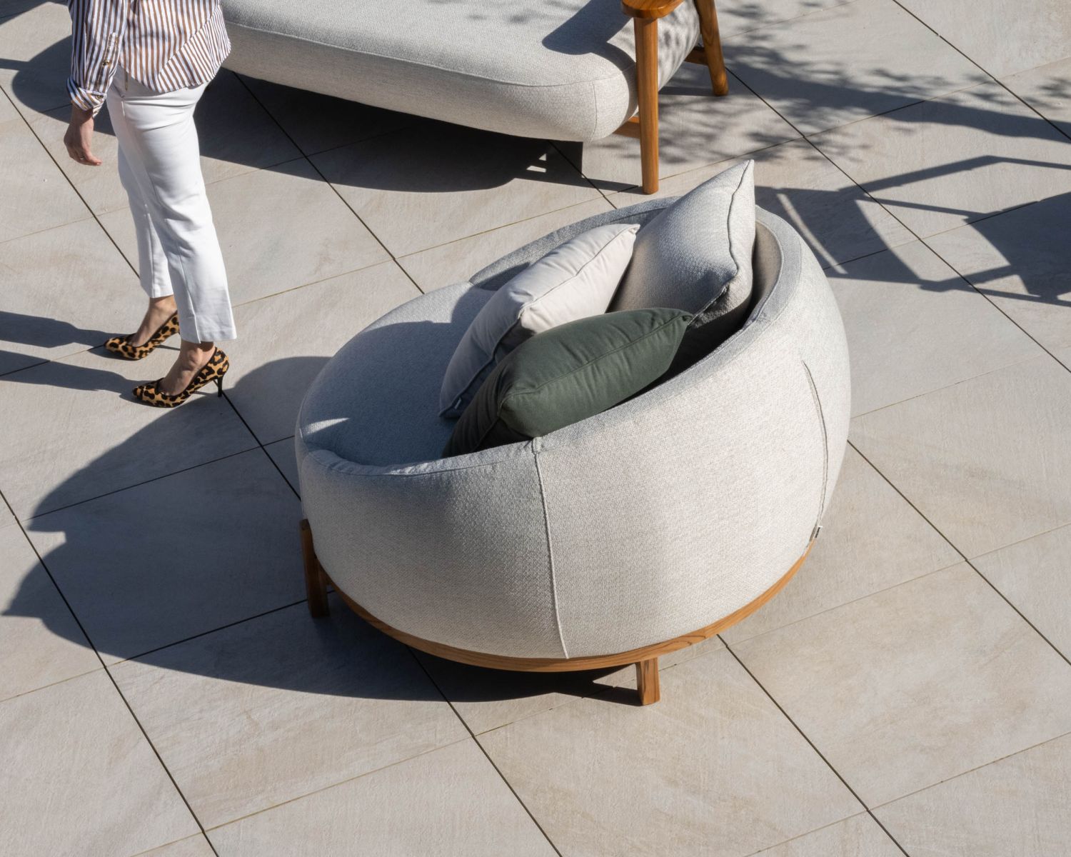 Chauffeuse ronde XL en tissu spécial extérieur blanc chiné "Roncobello" avec coussins déco