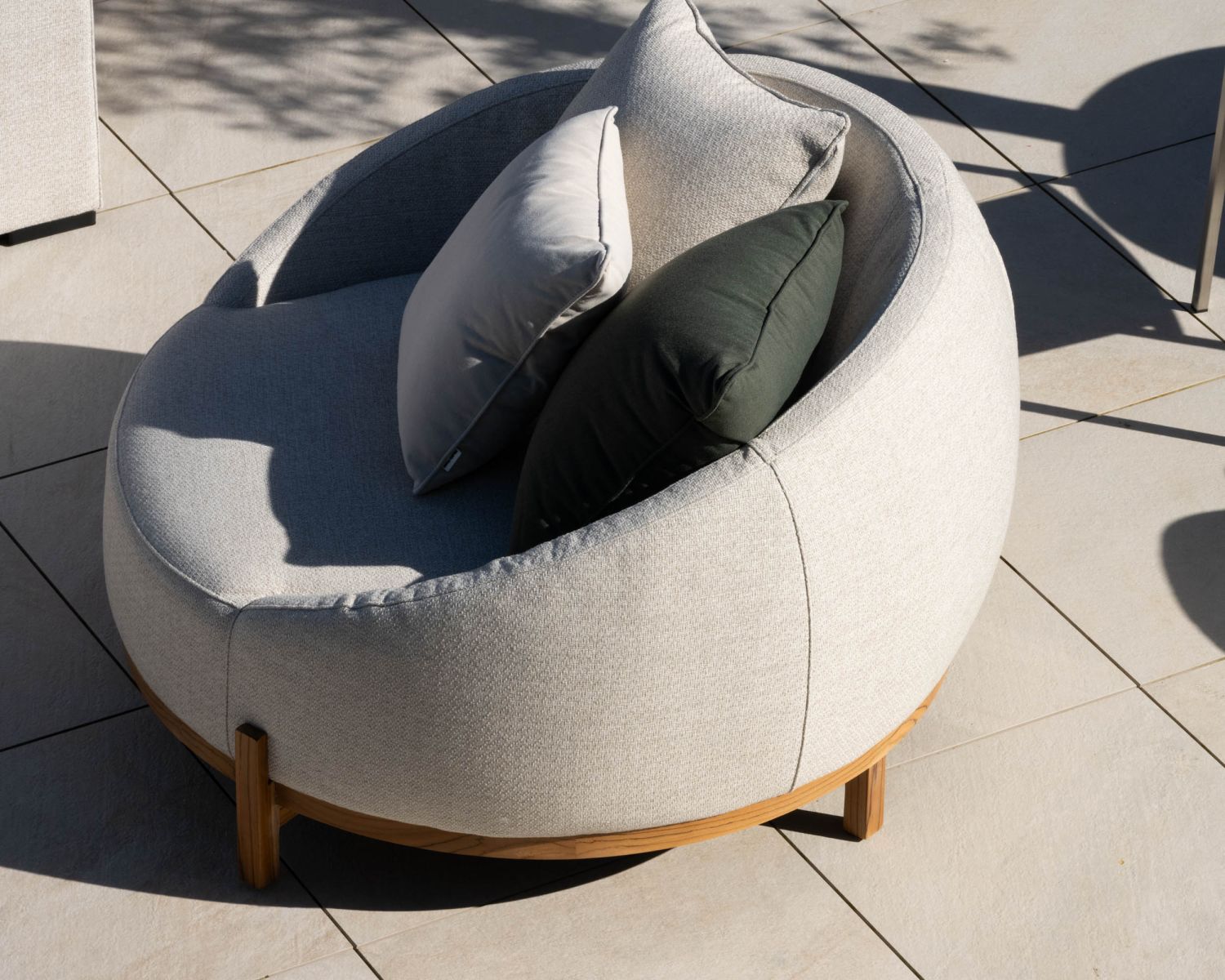 Chauffeuse ronde XL en tissu spécial extérieur blanc chiné "Roncobello" avec coussins déco