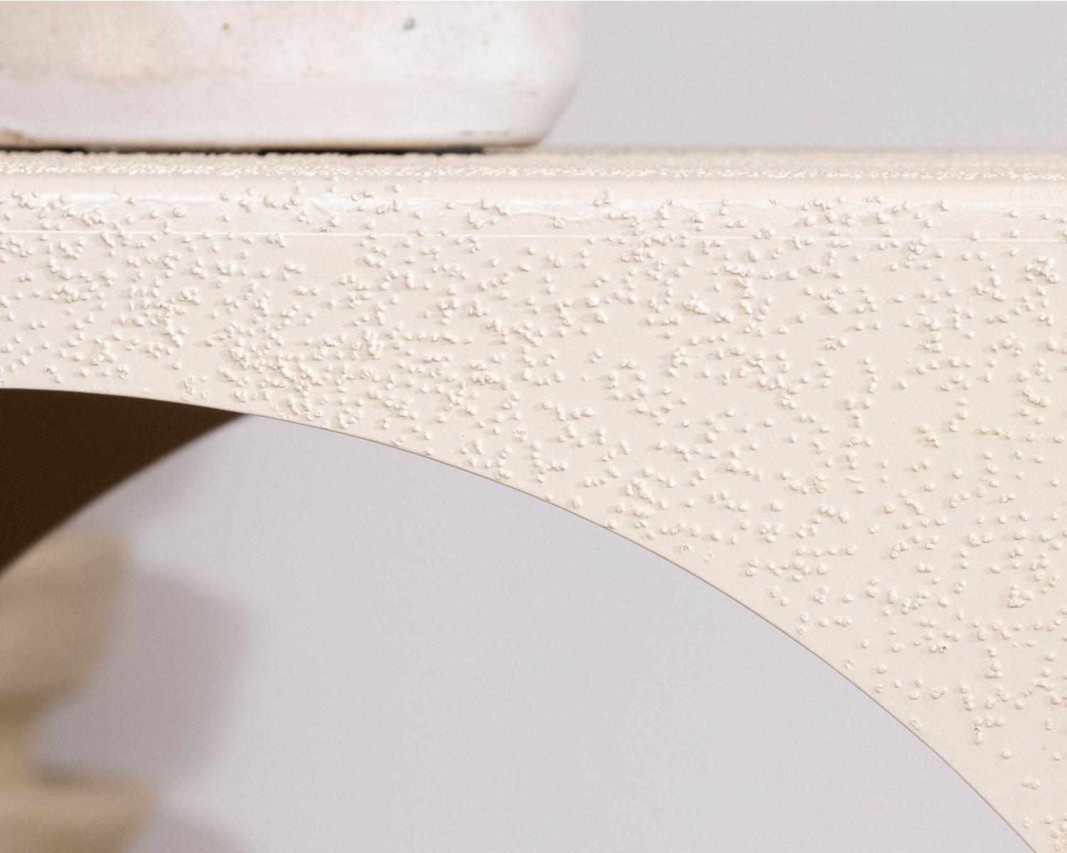 Table basse rectangle avec niche design esprit organique "Miona"