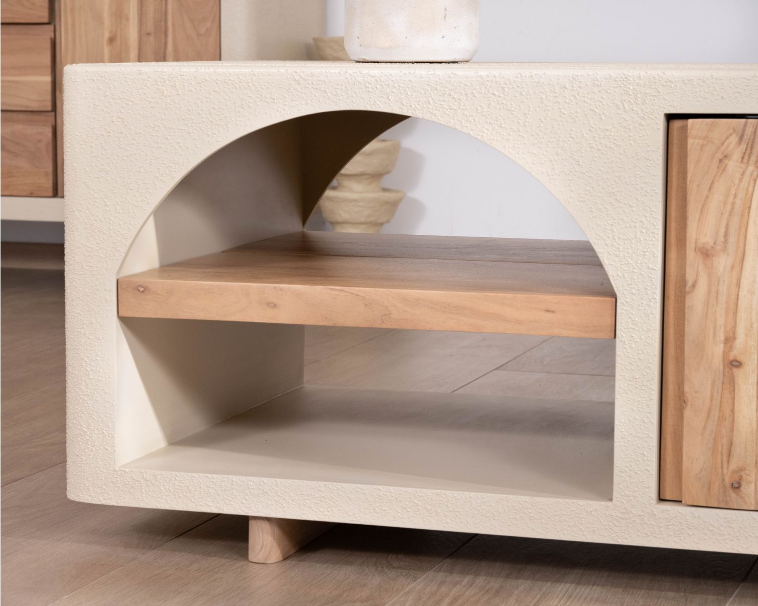 Table basse rectangle avec niche design esprit organique "Miona"