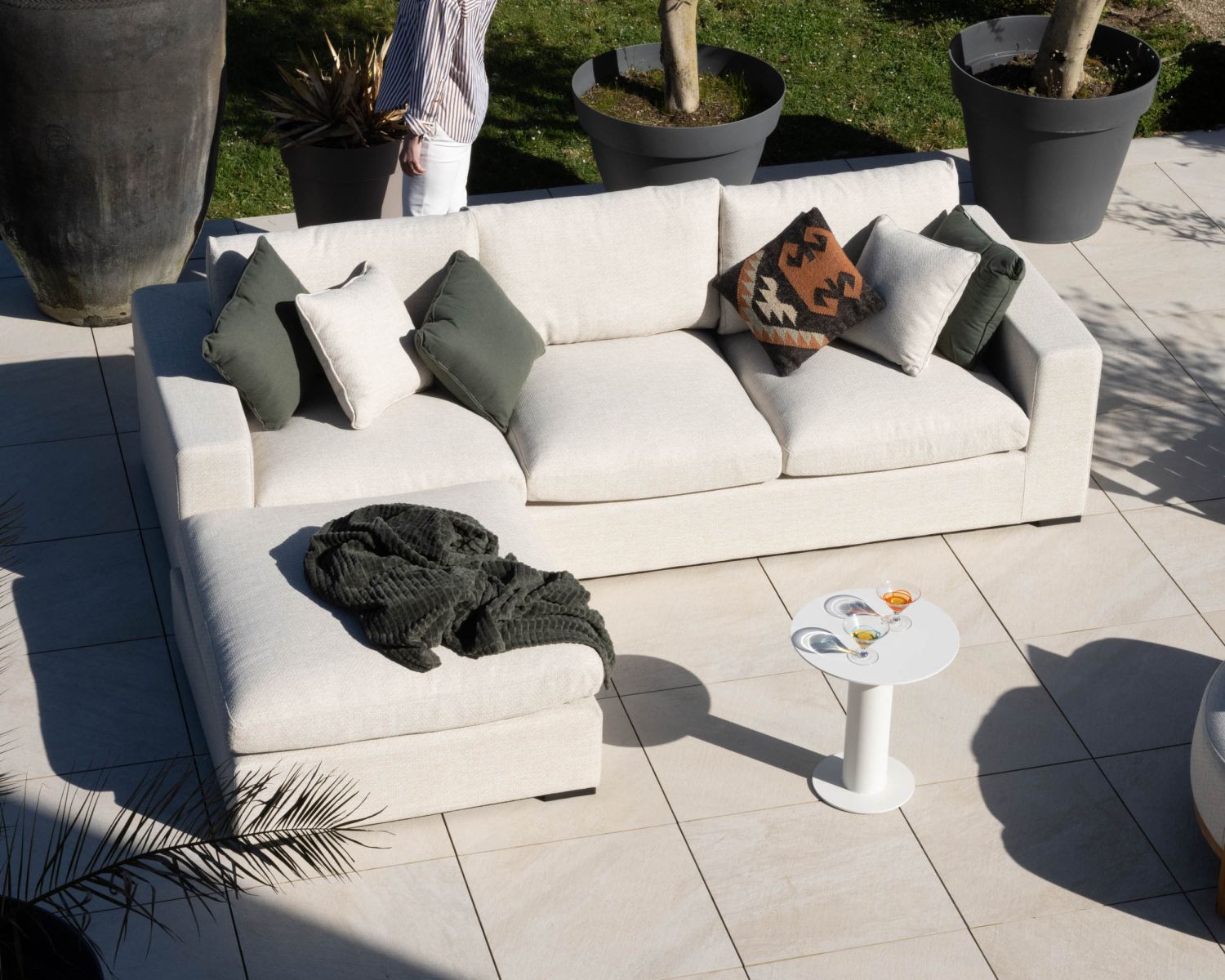 Canapé d'extérieur ultra confort avec ottoman en tissu écru chiné "Toliara" avec coussins décos kaki 