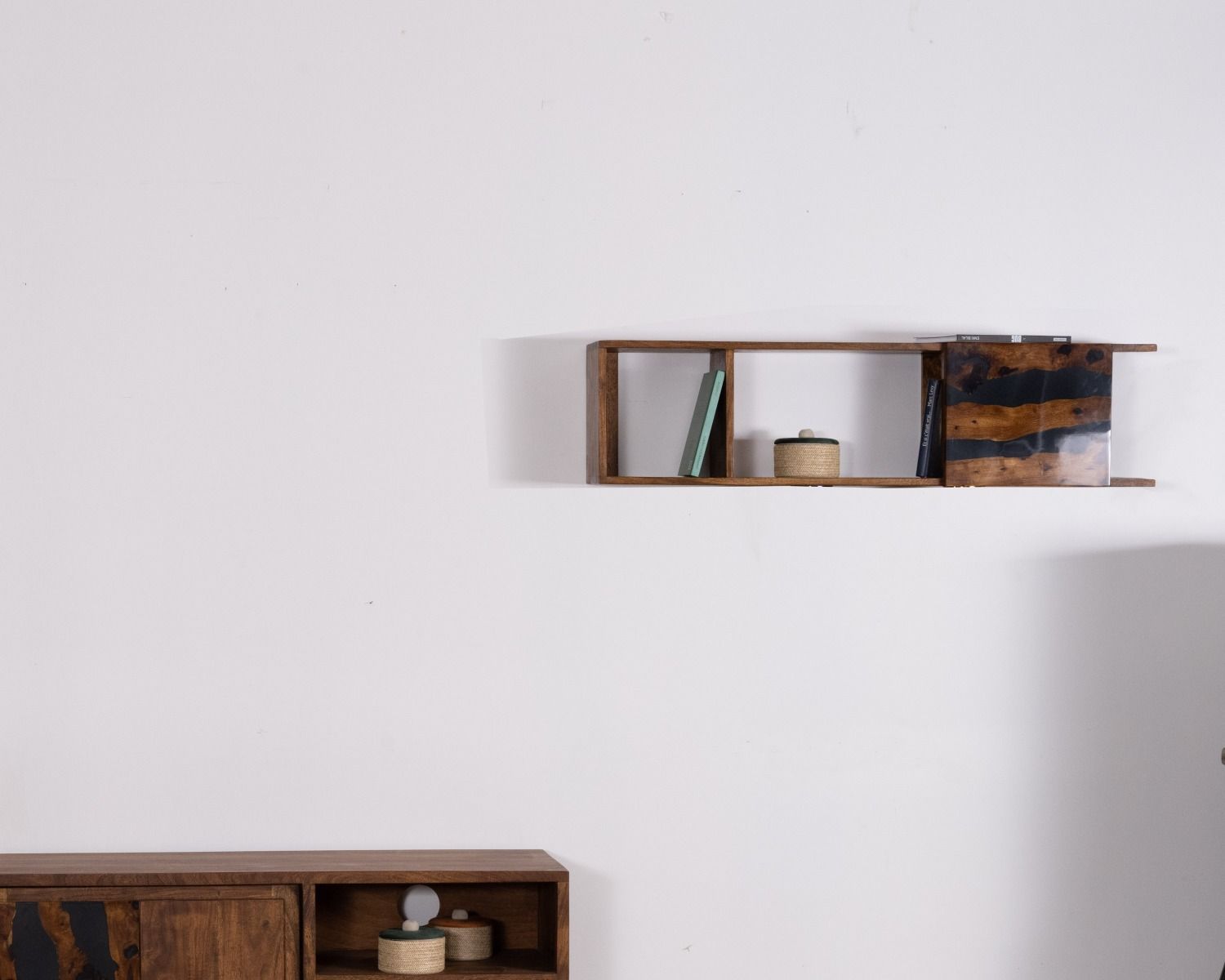Etagère murale acacia et décor ethnique résine "Membatu"