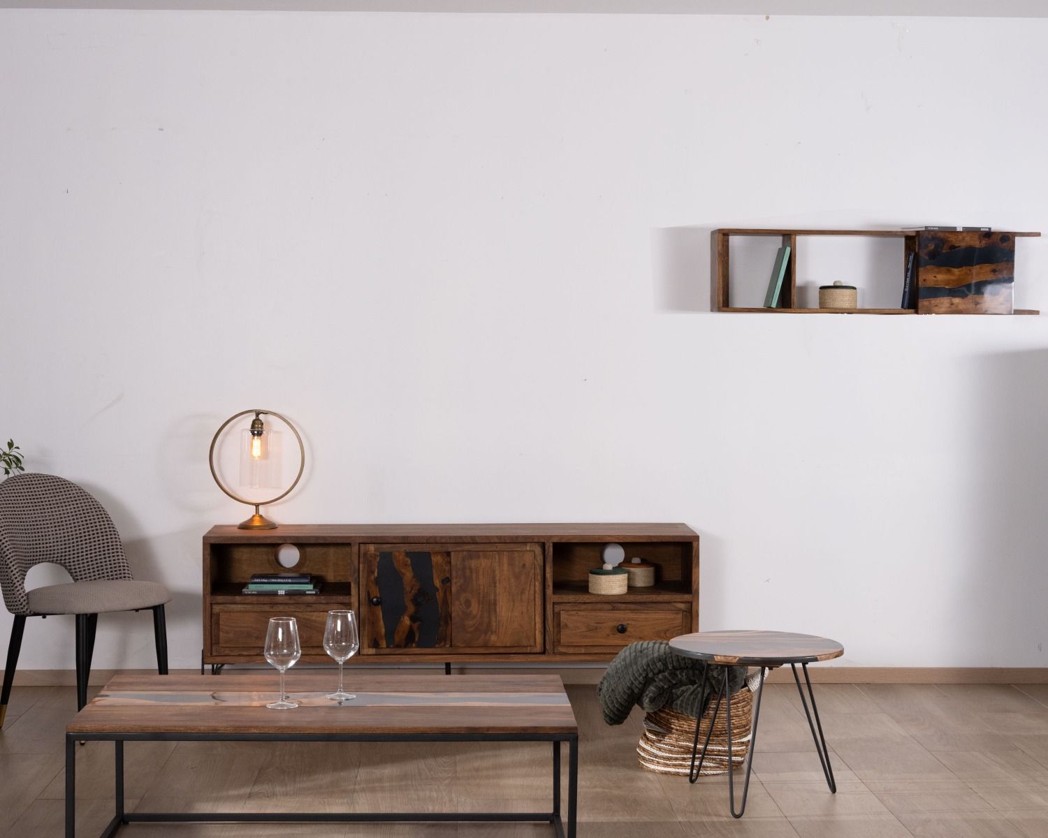 Meuble TV 175cm ethnique acacia massif pieds métal noir "Membatu"